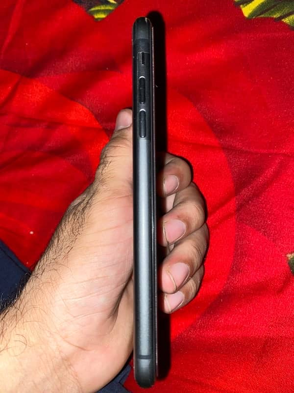 i phone 11 64 gb 10/10 condition  original warrant ma ha 6