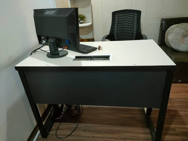 OFFICE FURNITURE - TABLES, CHAIRS, VISITOR CHAIRS, EXECUTIVE TABLES 3