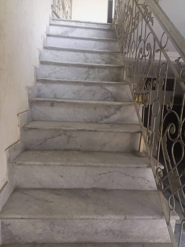 Upper Portion 4 bed main nishat colony 8