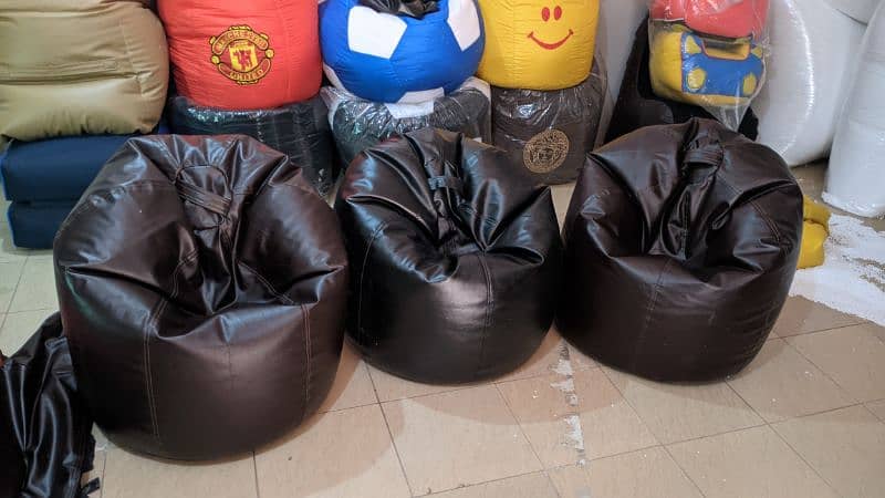 PREMIUM LEATHERITE BEAN BAG SOFAS / Football bean bags 16