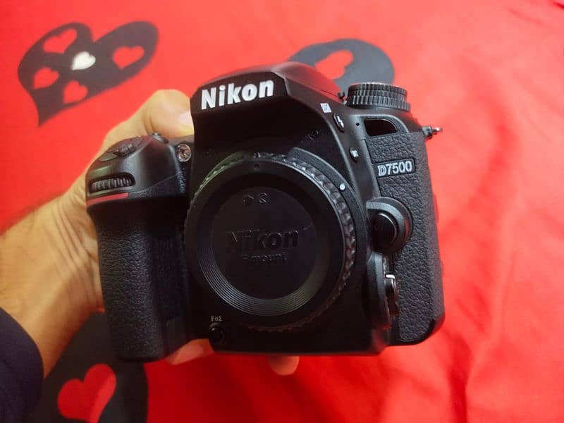 Nikon D7500  with 18-140 Lens VR Condition 10/10 2