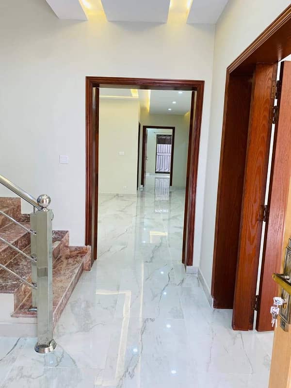 15 Marla Beautiful Brig House For Sale in Askari-10 11