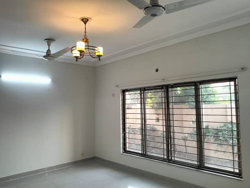 17 Marla Brig House For Sale Near To Park In Askari-10 Sector-F 2