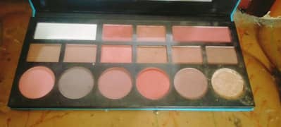 eye shdow blush on and higliter pallet