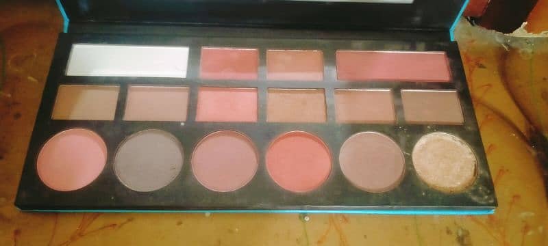 eye shdow blush on and higliter pallet 0