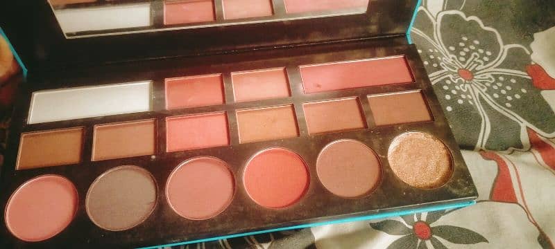 eye shdow blush on and higliter pallet 1