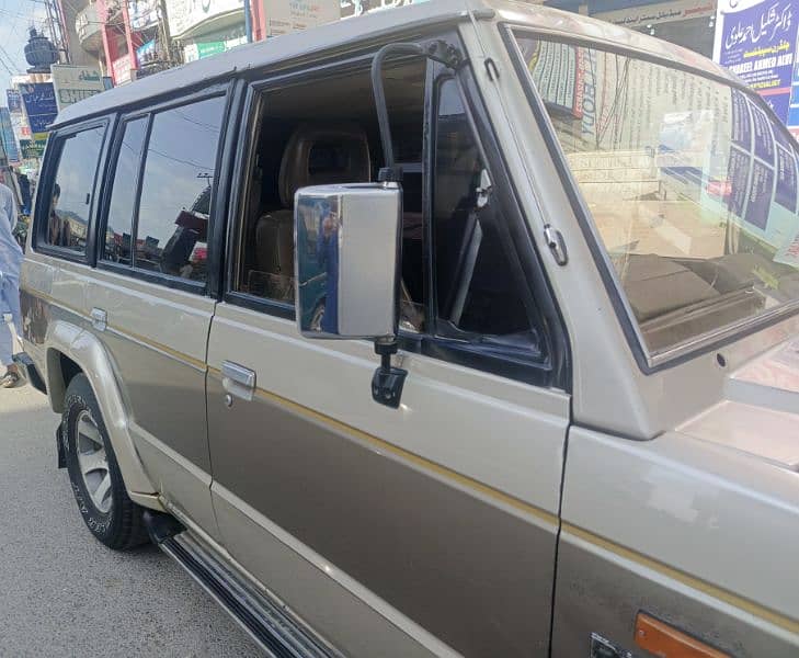 Mitsubishi Pajero 1989 4