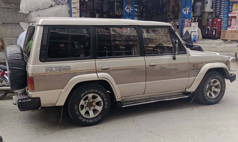 Mitsubishi Pajero 1989 5