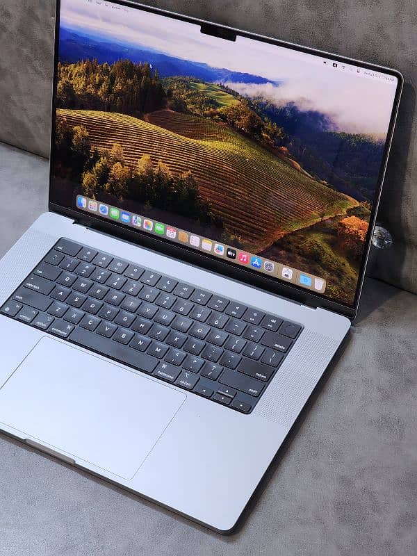 MacBooK Pro M2 2023 16GB 512 GB 16 inches 1