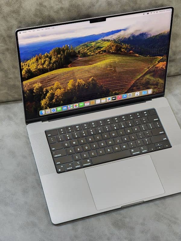 MacBooK Pro M2 2023 16GB 512 GB 16 inches 2