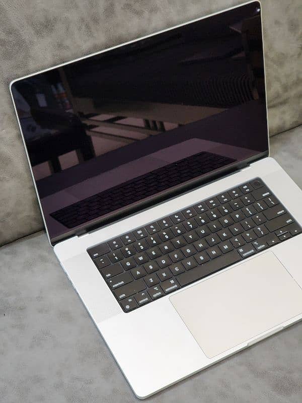 MacBook M1 pro 2021  16GB 512GB 16 inches 2