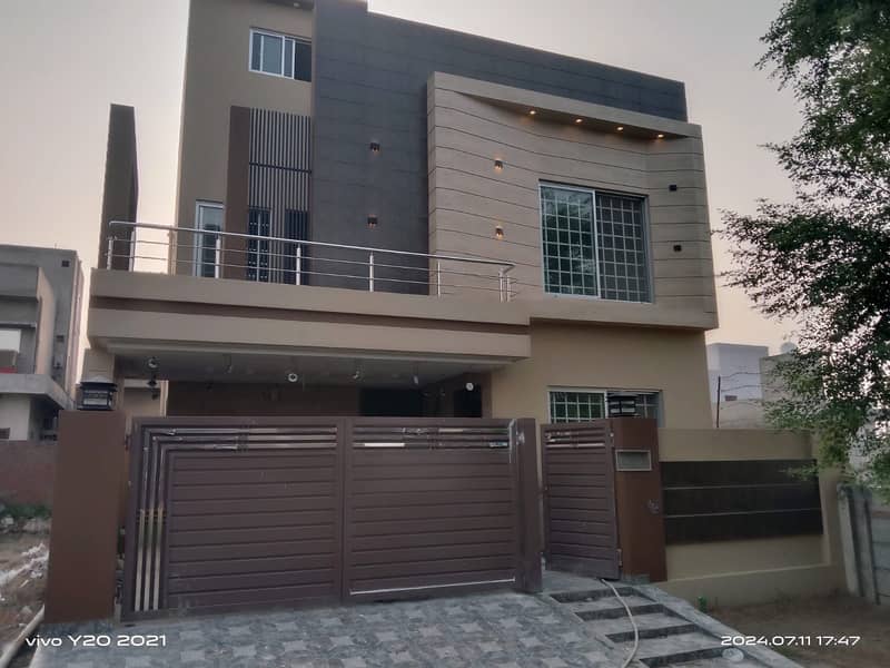 10 MARLA BRAND NEW BEAUTIFULLY CONSTRUCTED HOUSE IN IEP TOWN IS AVAILABLE FOR SALE 0