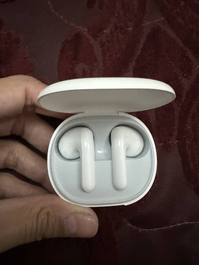 Xiaomi 14 ultra + xiaomi AirPods worth 16000. 12