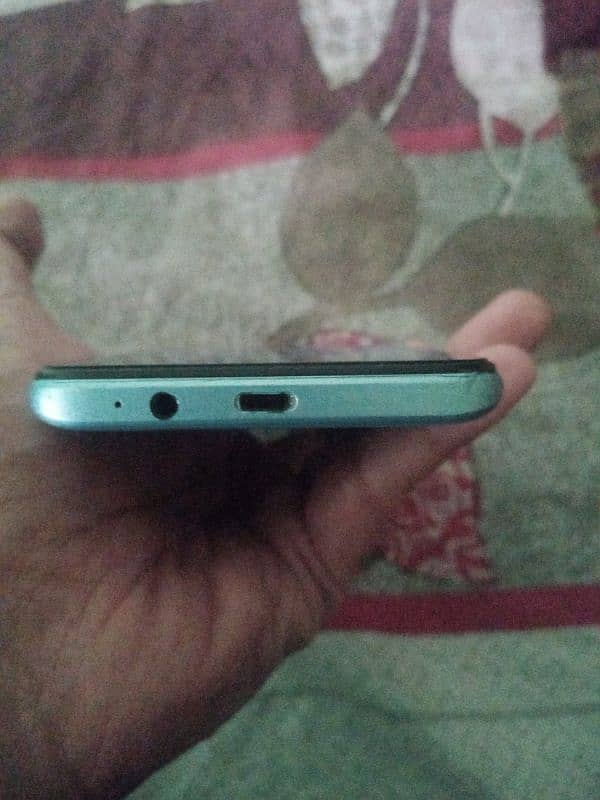 Infinix hot 10i 4/128 in good condition with box 2