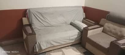 5 seter sofa 1 bed  1 shocks 1 dressing tabel