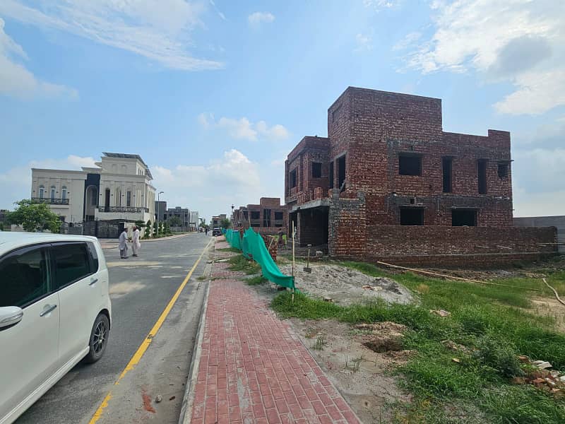 12.44 Corner plot in GVR 1 Is available for Sale in Bahria Town Lahore Top Location 0