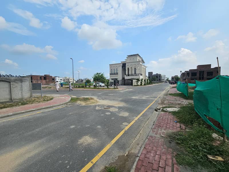 12.44 Corner plot in GVR 1 Is available for Sale in Bahria Town Lahore Top Location 1