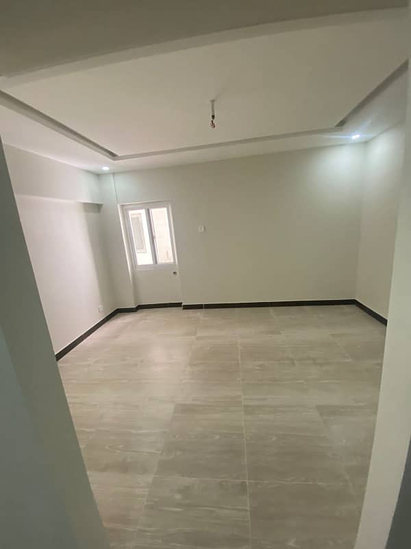 3 bedrooms unfurnished apartment Available for Rent in capital Residencia 6