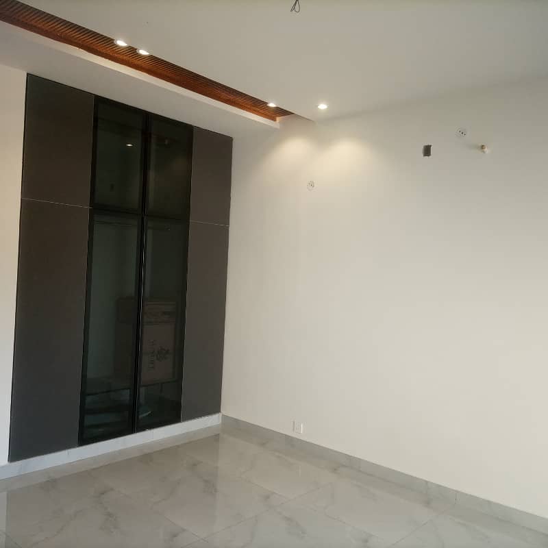 10 Marla Luxurious Upper Portion for Rent with 3 Bedrooms - Prime Location in Bahria Town Lahore! 7