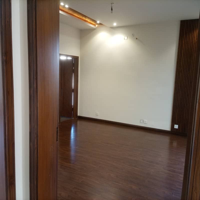 10 Marla Luxurious Upper Portion for Rent with 3 Bedrooms - Prime Location in Bahria Town Lahore! 9