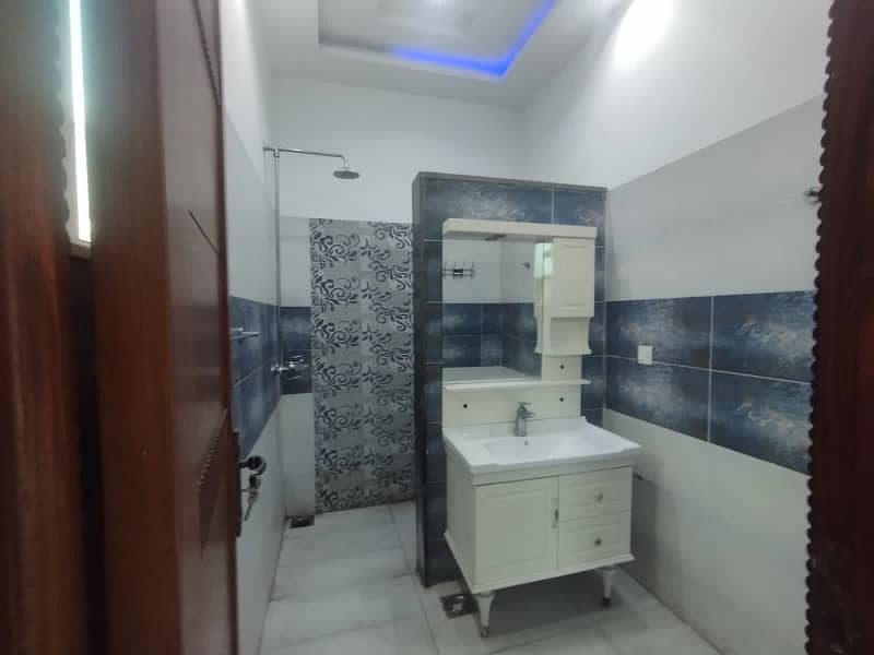 10 Marla Alluring Upper Portion On Top Location For Rent In DHA Phase 6 Lahore 6