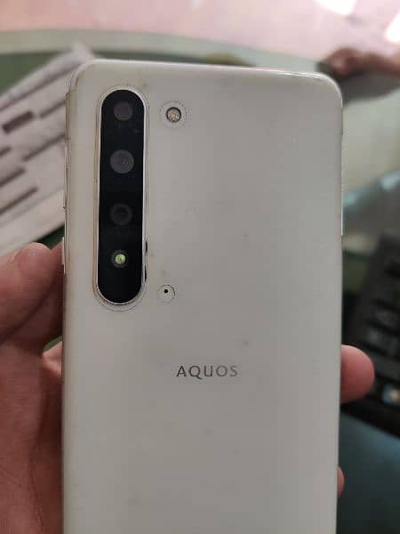 AQUOS R5 1