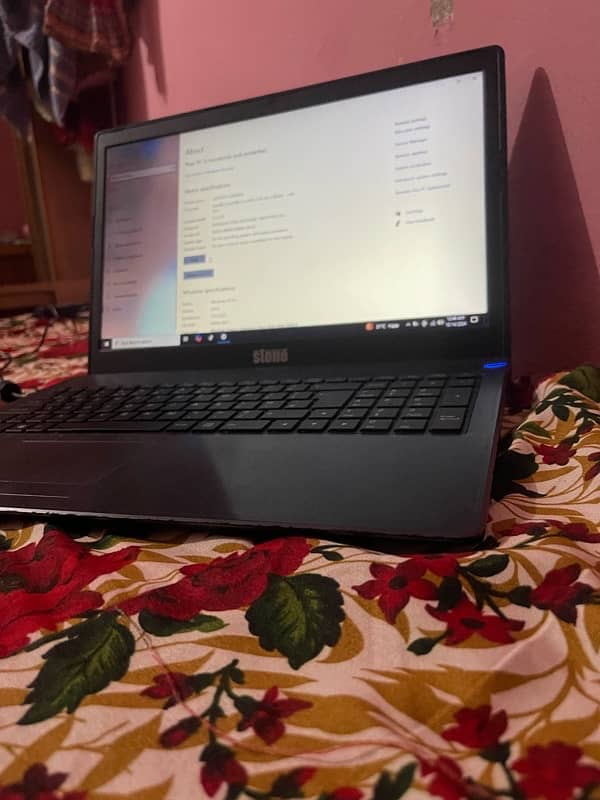 Stone laptop 12 gb ram 256 gb storag  10/10 6