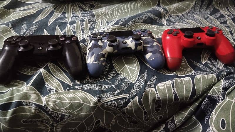 Playstation 4 pro with 3 controllers 2