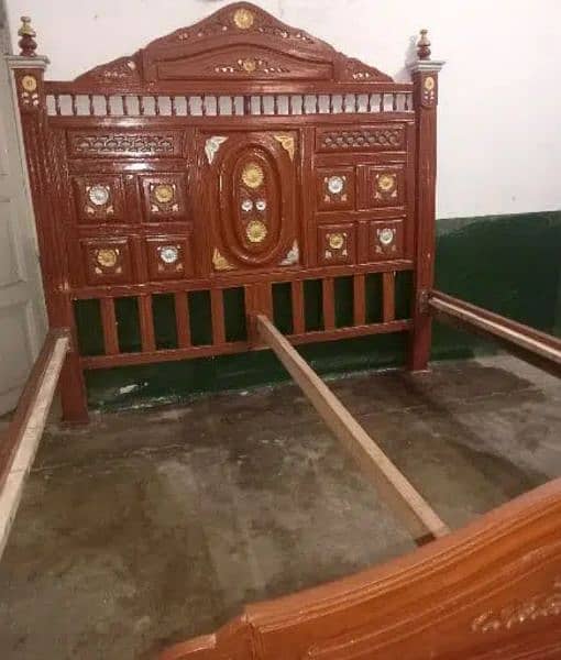 taali wooden bed almost new less used 1