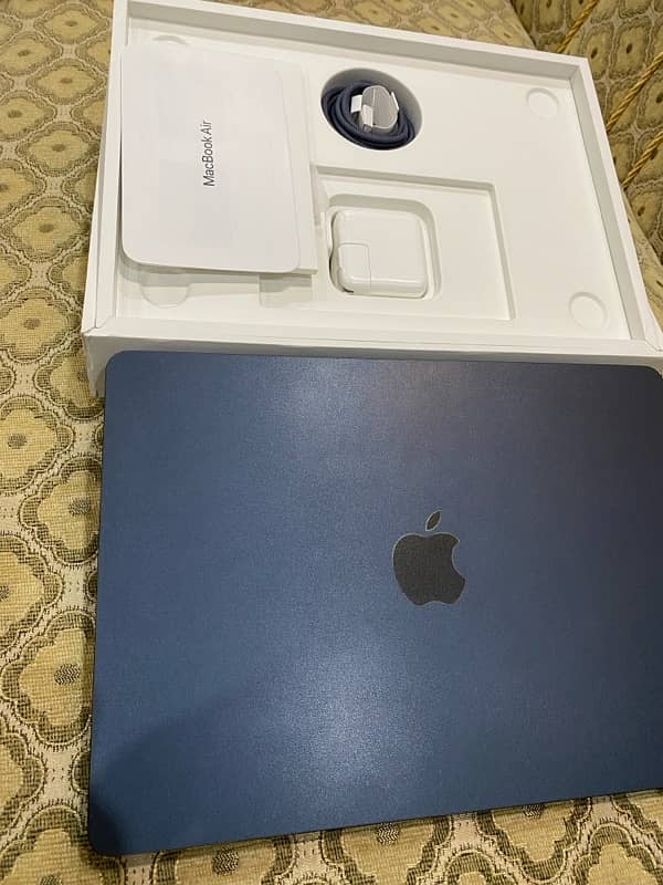 Macbook M2 8/256SSD 2