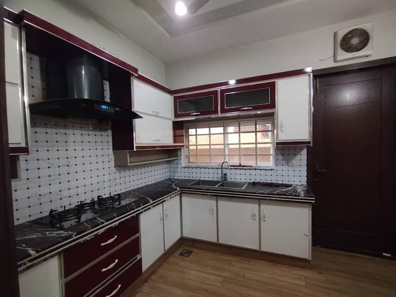 10 Marla House for Sale in LDA Avenue, M Block 5 Bedrooms, 330 Lac 2