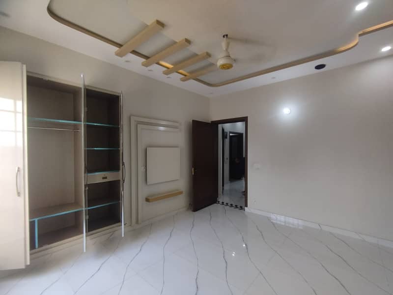 10 Marla House for Sale in LDA Avenue, M Block 5 Bedrooms, 330 Lac 5