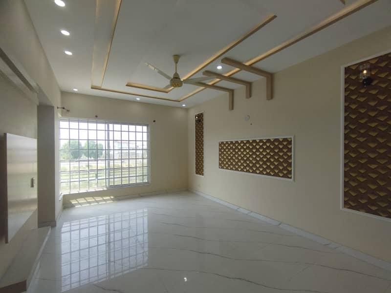 10 Marla House for Sale in LDA Avenue, M Block 5 Bedrooms, 330 Lac 8