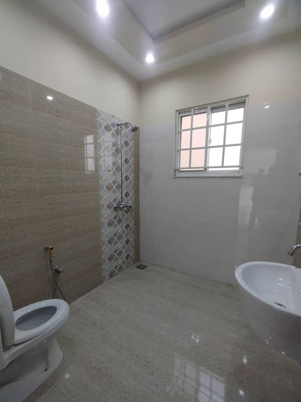 10 Marla House for Sale in LDA Avenue, M Block 5 Bedrooms, 330 Lac 11