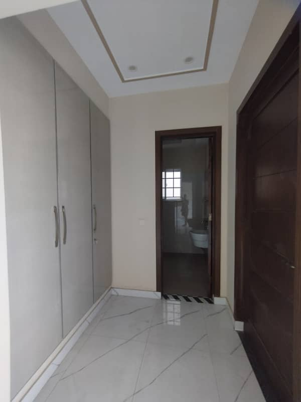 10 Marla House for Sale in LDA Avenue, M Block 5 Bedrooms, 330 Lac 12