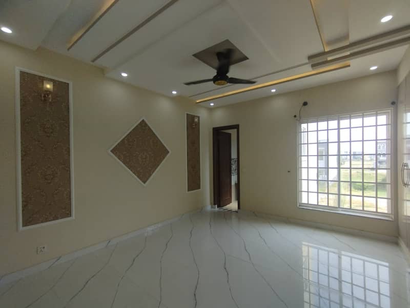 10 Marla House for Sale in LDA Avenue, M Block 5 Bedrooms, 330 Lac 13