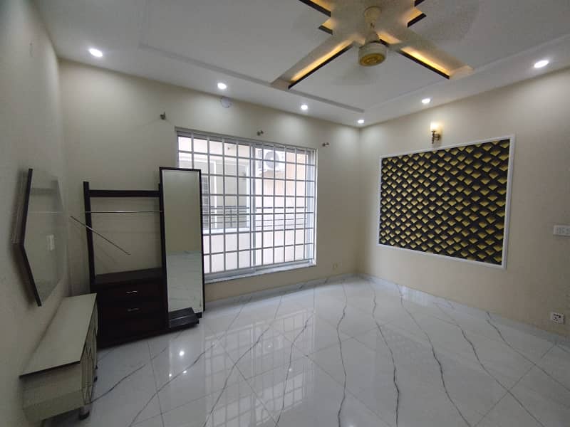 10 Marla House for Sale in LDA Avenue, M Block 5 Bedrooms, 330 Lac 15