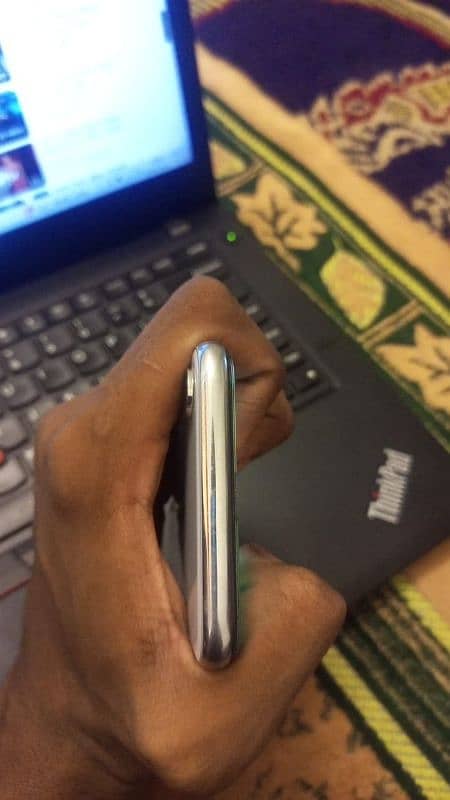 I phone X 64gb non pta girny ki wja se side se shade a gya ha 3