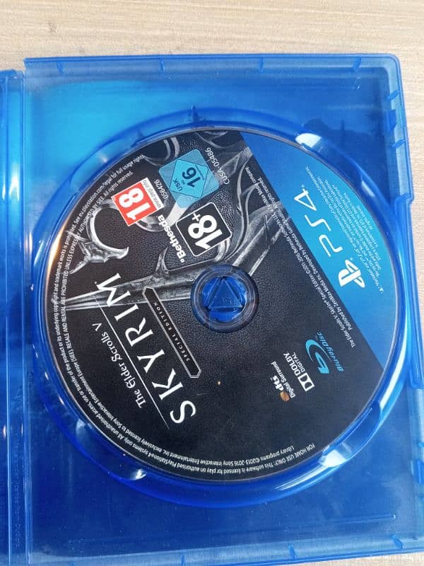 skyRim PS4 game cd 1