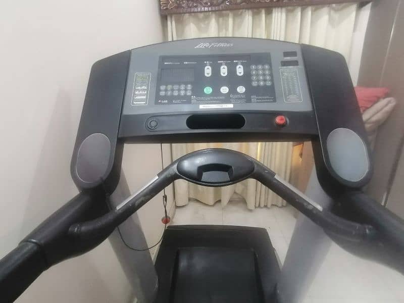 Life Fitness just like new treadmill in Excellent condition 0