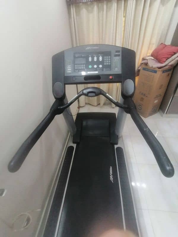 Life Fitness just like new treadmill in Excellent condition 1