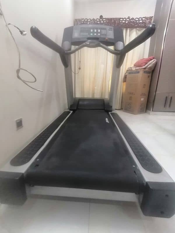 Life Fitness just like new treadmill in Excellent condition 3