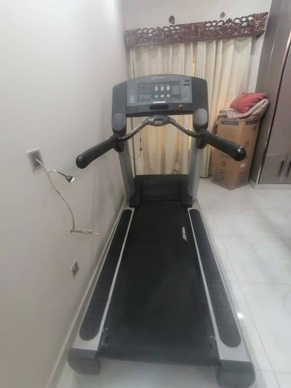 Life Fitness just like new treadmill in Excellent condition 4