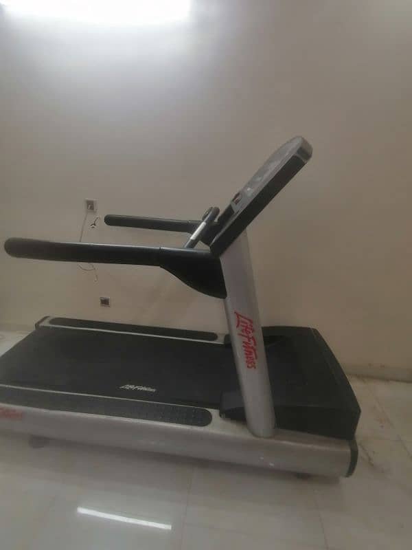 Life Fitness just like new treadmill in Excellent condition 5