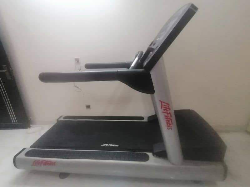 Life Fitness just like new treadmill in Excellent condition 6