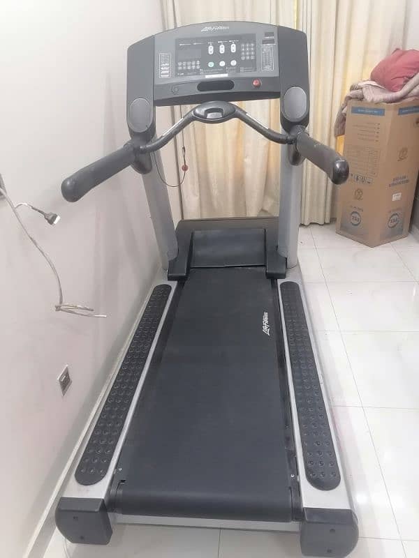 Life Fitness just like new treadmill in Excellent condition 7