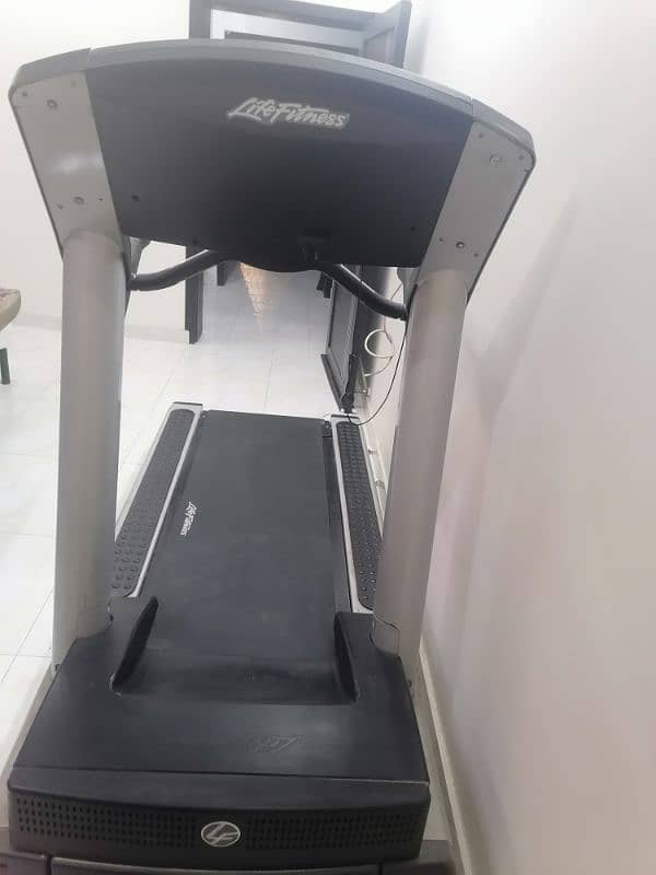 Life Fitness just like new treadmill in Excellent condition 8