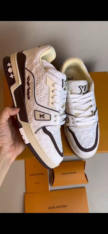 Louis Vuitton Trainer Sneakers • 1ACR5J 3