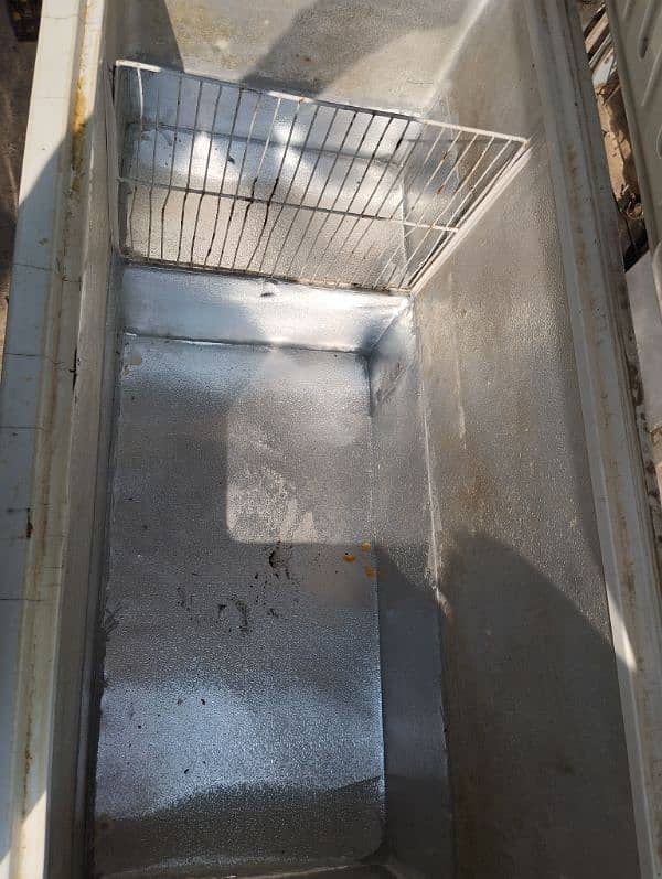 wawes singel door full size deep freezer urgent for sale 1