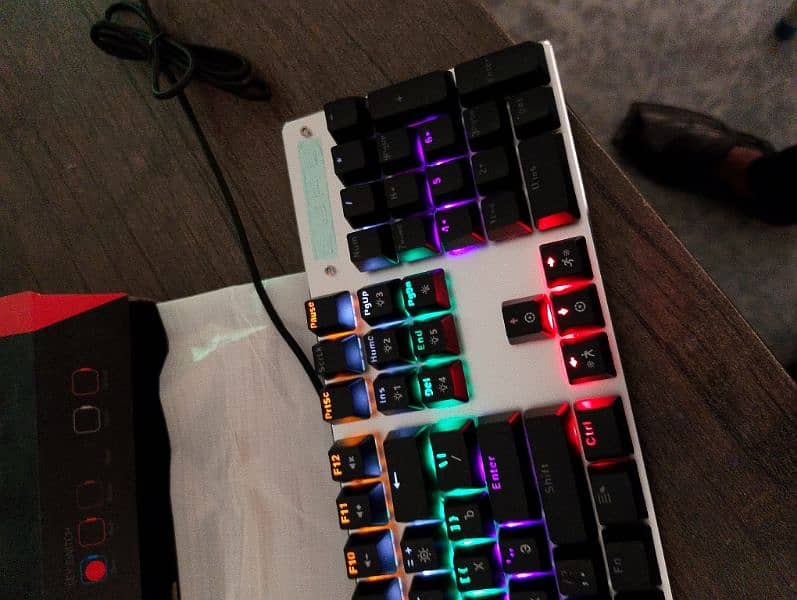 Zero Mechanical gaming keyboard running rgb lights 3